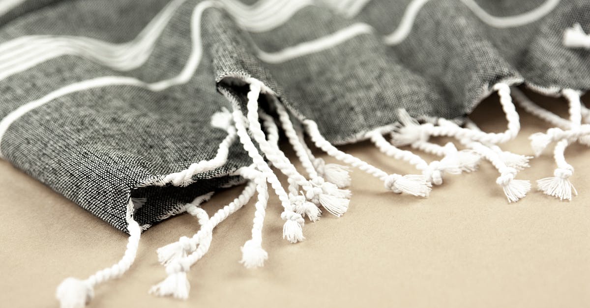 découvrez les foutas, ces serviettes traditionnelles polyvalentes en coton, parfaites pour la plage, la piscine ou le sauna. légeres et absorbantes, elles ajoutent une touche d'élégance à vos moments de détente. explorez notre collection et trouvez le style qui vous correspond !